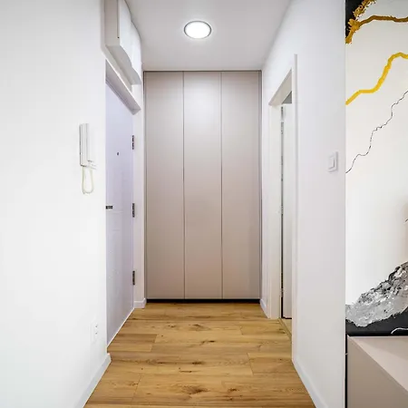 Noble With Style & Comfort Апартаменты *